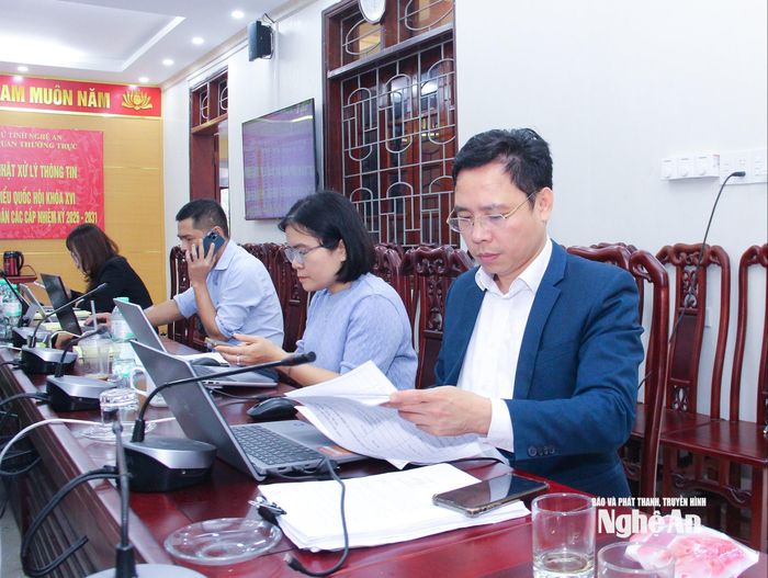 Thành viên Tổ giúp việc Ủy ban Bầu cử tỉnh đôn đốc việc cập nhật kết quả bầu cử từ các xã, phường. Ảnh: Mai Hoa