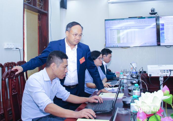 Đồng chí Nguyễn Viết Hưng - Ủy viên Ban Chấp hành Đảng bộ tỉnh, Giám đốc Sở Nội vụ, Ủy viên kiêm Thư ký Ủy ban Bầu cử tỉnh chỉ đạo việc cập nhật dữ liệu bầu cử trên hệ thống phần mềm. Ảnh: Mai Hoa