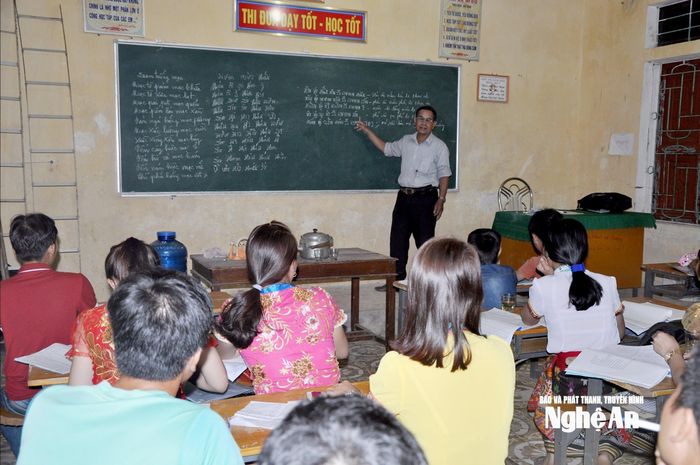 Nhiều lớp dạy chữ Thái được truyền dạy ở nhiều địa bàn trong tỉnh. Ảnh tư liệu: Công Kiên