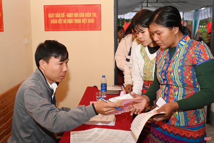 Tại điểm bỏ phiếu, bà con được cán bộ tổ bầu cử hướng dẫn cụ thể để thực hiện đúng quy định.