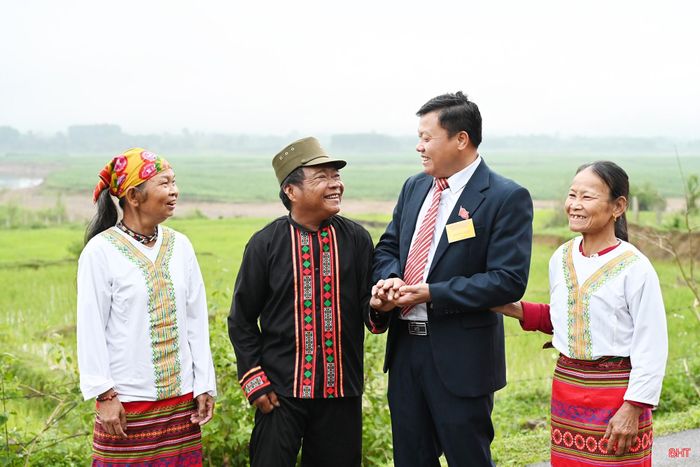 Qua công tác tuyên truyền của chính quyền và lực lượng biên phòng cắm bản, bà con hiểu rõ, đây là dịp để thực hiện quyền và trách nhiệm của công dân đối với đất nước.