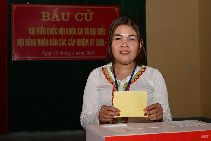 Bà Hồ Thị Kiên – Trưởng bản Rào Tre phấn khởi: “Đồng bào dân tộc Chứt coi việc đi bầu cử là quyền lợi và trách nhiệm. Vì vậy, 100% cử tri của bản đều tham gia bỏ phiếu đầy đủ".