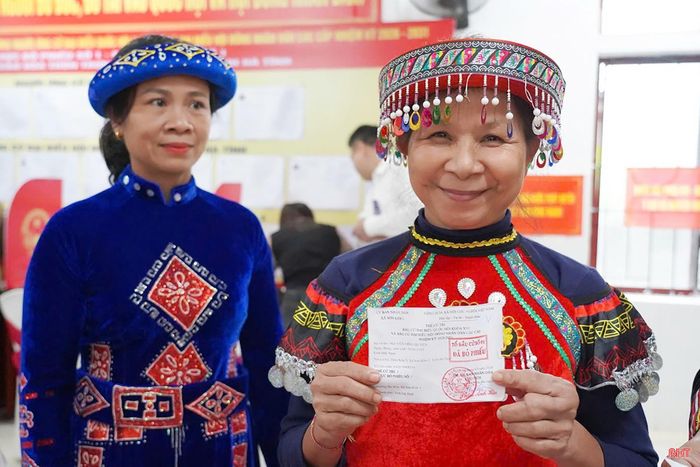  Tại xã Sơn Kim 1 có 5 khu vực bỏ phiếu với 3.858 cử tri, trong đó có 223 cử tri thuộc dân tộc: Mán Thanh, Thổ, Tày, Mường, Thái, Chăm, Khơ Mú, Nùng, Sán Dìu (Ảnh: Sĩ Hoàng). 