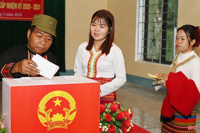  Những lá phiếu của đồng bào dân tộc thiểu số không chỉ thể hiện việc tham gia vào sự kiện chính trị của đất nước mà còn là minh chứng cho sự đổi thay trong nhận thức, đời sống của người dân. 