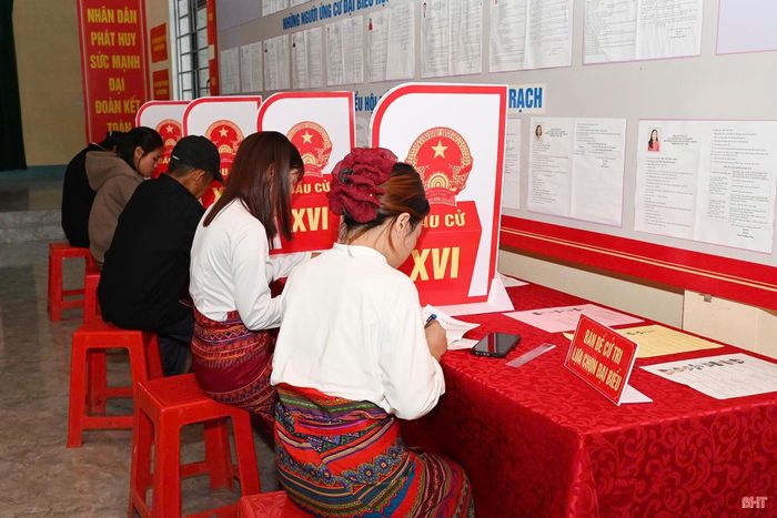 Sau khi nhận phiếu, bà con lần lượt vào khu vực viết phiếu.