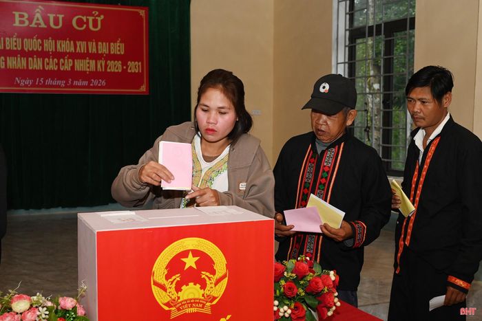Bà con tự tay bỏ phiếu của mình vào thùng phiếu, hoàn thành nghĩa vụ công dân.