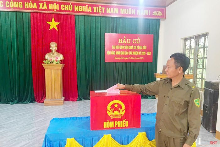 Toàn xã Hương Khê có 140 cử tri là người đồng bào dân tộc thiểu số. Riêng tại thôn Phú Lâm có 111 cử tri là đồng bào dân tộc Lào. Với tinh thần trách nhiệm cao, bà con đã đến điểm bỏ phiếu sớm và thực hiện nghĩa vụ công dân.