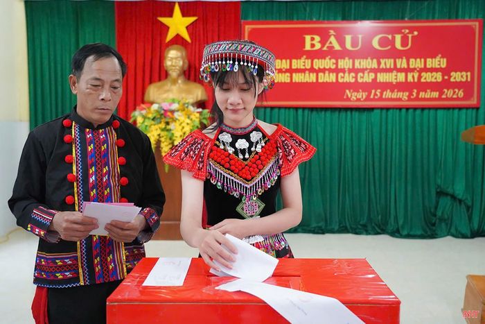 Ngay từ sáng sớm, nhiều cử tri dân tộc thiểu số đã đến điểm bầu cử, bỏ phiếu. Điều này không chỉ thể hiện trách nhiệm trong việc tham gia vào sự kiện chính trị của đất nước mà còn là minh chứng cho sự đổi thay trong nhận thức, đời sống của đồng bào dân tộc thiểu số ở Hà Tĩnh. (Ảnh: Sĩ Hoàng)