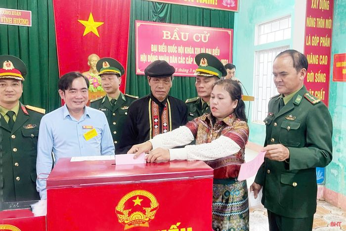 Tại bản Giàng 2, xã Hương Xuân, tổ bầu cử đã hướng dẫn bà con các bước bỏ phiếu theo đúng quy trình. Với tinh thần chủ động, phấn khởi, cử tri dân tộc Chứt ở bản Giàng 2 đã cẩn thận đánh dấu vào lá phiếu của mình rồi tự tay bỏ vào hòm phiếu đặt trang trọng giữa hội trường.