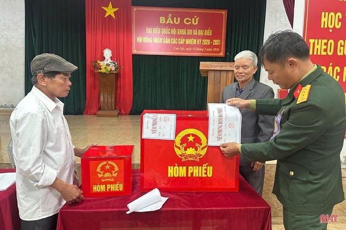 Kiểm tra, niêm phong hòm phiếu.