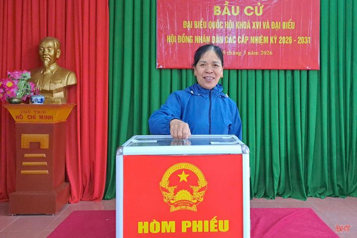 Người dân thôn Hội Thủy, xã Đan Hải tham gia bỏ phiếu.