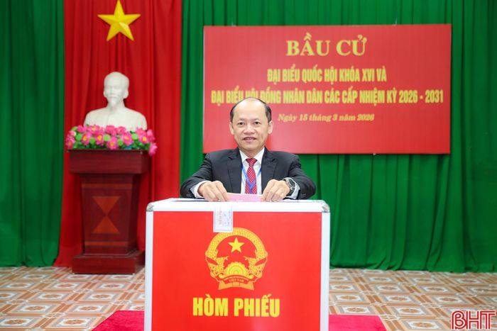 Tại khu vực bỏ phiếu số 6, phường Thành Sen, đồng chí Nguyễn Hồng Lĩnh đã bỏ lá phiếu thực hiện quyền và nghĩa vụ của mình.