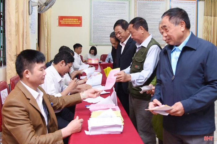 Cử tri nhận phiếu bầu cử