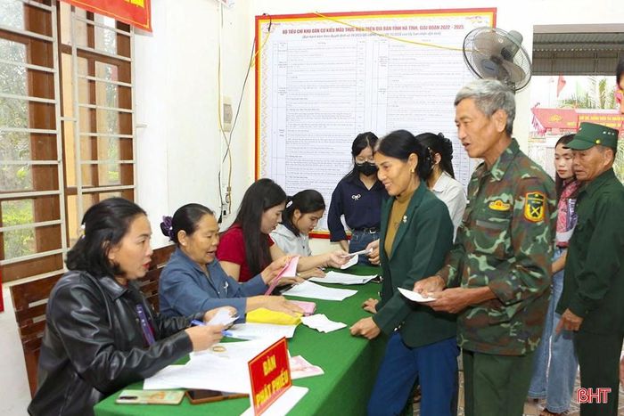 Người dân xã Hồng Lộc thực hiện quy trình bỏ phiếu theo quy định.