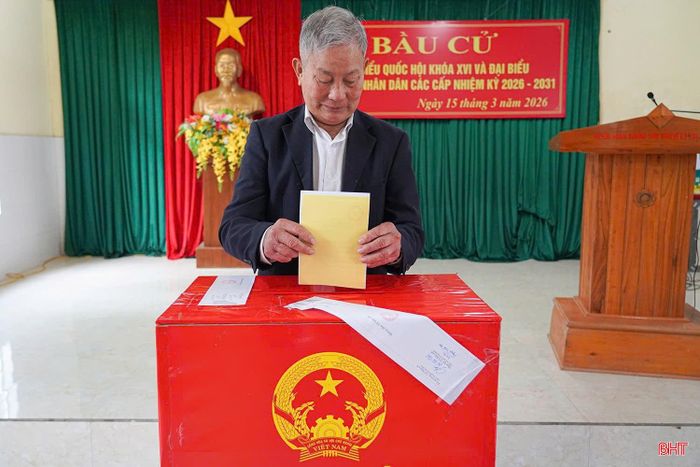 Cử tri cao tuổi xã Sơn Kim 1 phấn khởi đi bầu cử.