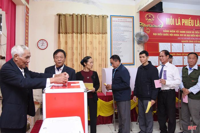 Cử tri bỏ phiếu bầu cử