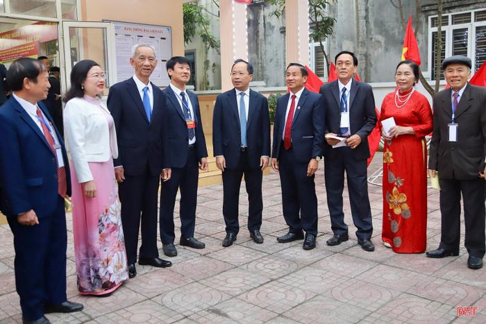 Bí thư Tỉnh ủy Nguyễn Duy Lâm trò chuyện với cử tri trước giờ khai mạc