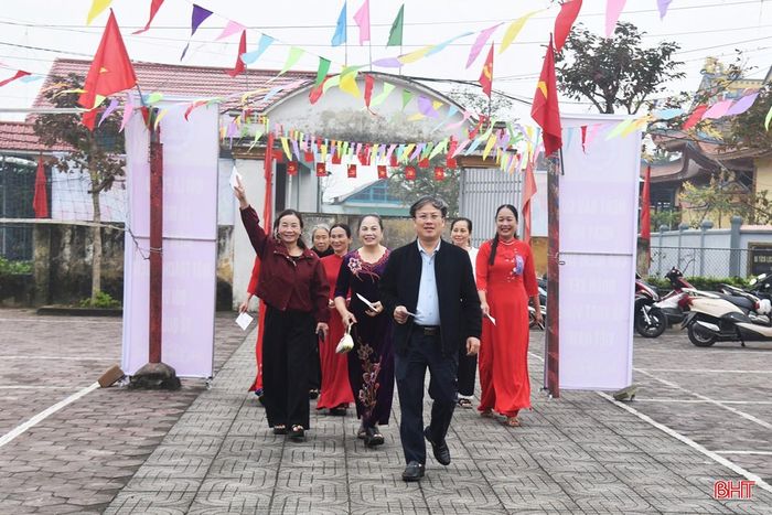 Người dân nô nức thực hiện quyền và nghĩa vụ công dân.