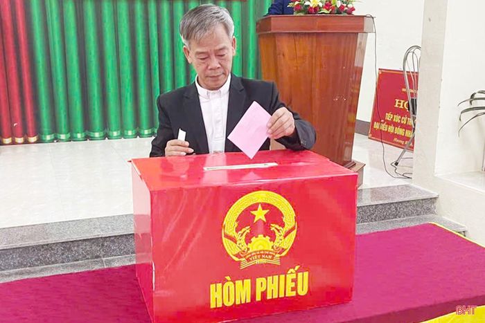 Linh mục Nguyễn Hữu Trường - Quản xứ Tri Bản, xã Hương Bình bỏ phiếu bầu cử.
