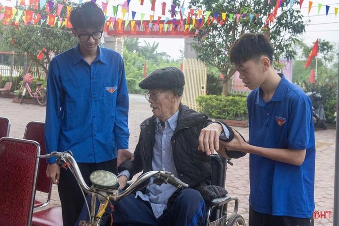 Các bạn đoàn viên giúp cử tri Trần Văn Áp, 88 tuổi (thôn Tân Ninh Châu, xã Đan Hải) tham gia bỏ phiếu tại khu vực bỏ phiếu số 27.