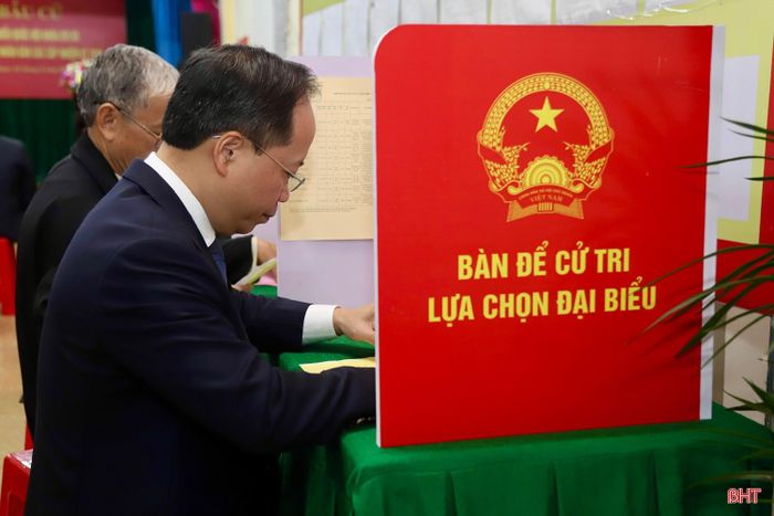 Bí thư Tỉnh ủy Nguyễn Duy Lâm thực hiện quyền công dân, bỏ phiếu bầu cử ĐBQH và đại biểu HĐND các cấp nhiệm kỳ 2026-2031.