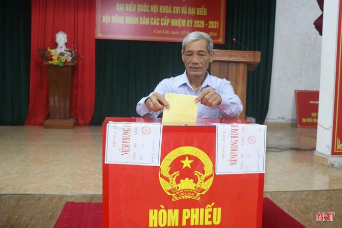 Cử tri gửi niềm tin vào những lá phiếu.