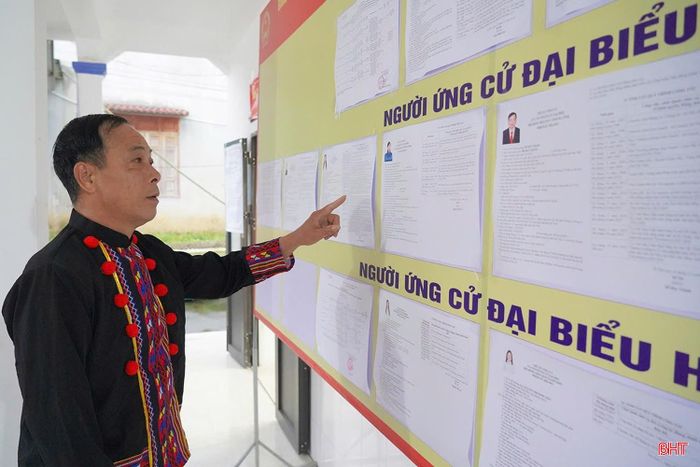 Cử tri đồng bào dân tộc tìm hiểu thông tin người ứng cử.