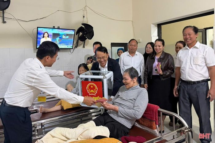 Tổ bầu cử bố trí hòm phiếu lưu động, đưa đến tận giường để các cử tri trực tiếp thực hiện quyền công dân của mình.