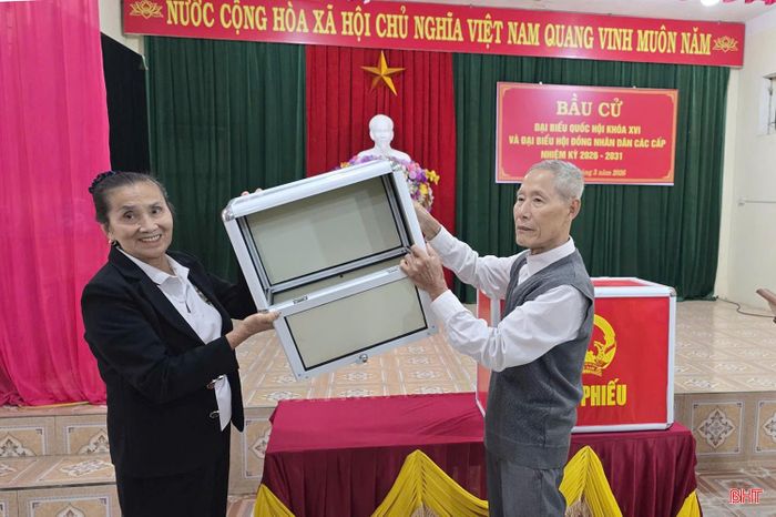 Kiểm tra hòm phiếu theo quy định.