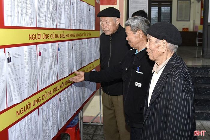 Cử tri tại khu vực bỏ phiếu số 8 - nhà văn hóa tổ dân phố Phúc Thuận, phường Nam Hồng Lĩnh tìm hiểu kỹ thông tin ứng cử viên trước khi bỏ phiếu.