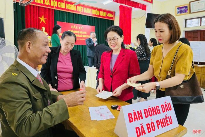 Cử tri bỏ phiếu tại khu vực bầu cử số 15 phường Thành Sen.