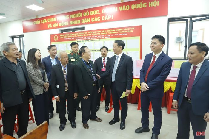 Lúc 6h40’ ngày 15/3, đồng chí Phan Thiên Định – Phó Bí thư Tỉnh ủy, Chủ tịch UBND tỉnh, Phó Trưởng ban Chỉ đạo, Phó Chủ tịch Ủy ban bầu cử tỉnh dự lễ khai mạc tại khu vực bỏ phiếu số 19 ở nhà văn hóa TDP 6 - Tân Giang, phường Thành Sen và thực hiện quyền, nghĩa vụ công dân cùng với 935 cử tri. Trong ảnh: Chủ tịch UBND tỉnh Phan Thiên Định trò chuyện với cử tri trước giờ khai mạc.