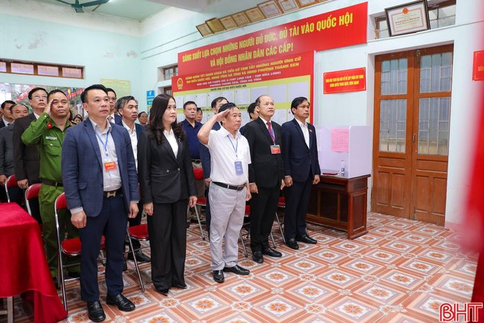 Vào 6h40p sáng 15/3, đồng chí Nguyễn Hồng Lĩnh - Phó Bí thư Thường trực Tỉnh ủy, Chủ tịch HĐND tỉnh, Phó Trưởng ban Thường trực Ban Chỉ đạo bầu cử tỉnh, Chủ tịch Ủy ban bầu cử tỉnh Hà Tĩnh dự lễ khai mạc tại khu vực bỏ phiếu số 6 (nhà văn hóa TDP Hòa Linh) phường Thành Sen và thực hiện quyền, nghĩa vụ công dân của mình. Trong ảnh: Đồng chí Nguyễn Hồng Lĩnh và các cử tri thực hiện nghi thức chào cờ.