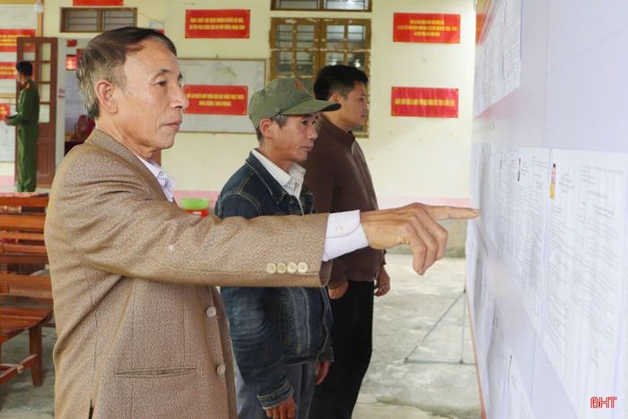 Cử tri tìm hiểu thông tin các ứng cử viên.