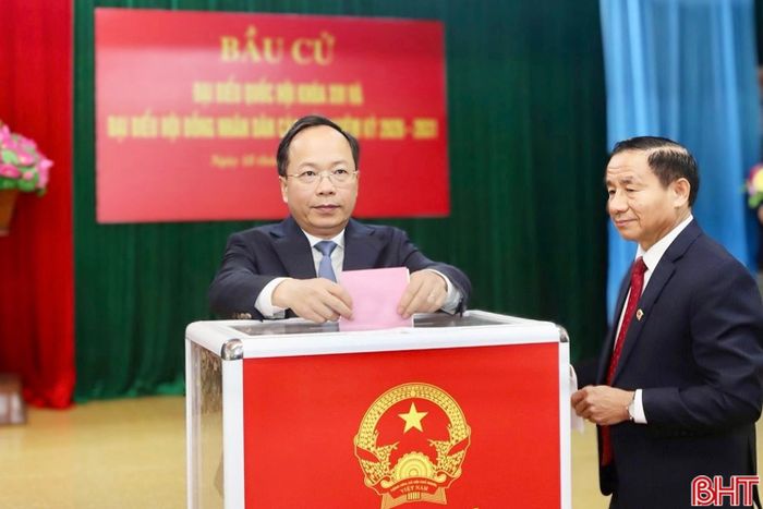 Bí thư Tỉnh ủy Nguyễn Duy Lâm và nguyên Bí thư Tỉnh ủy Lê Đình Sơn bỏ phiếu bầu.