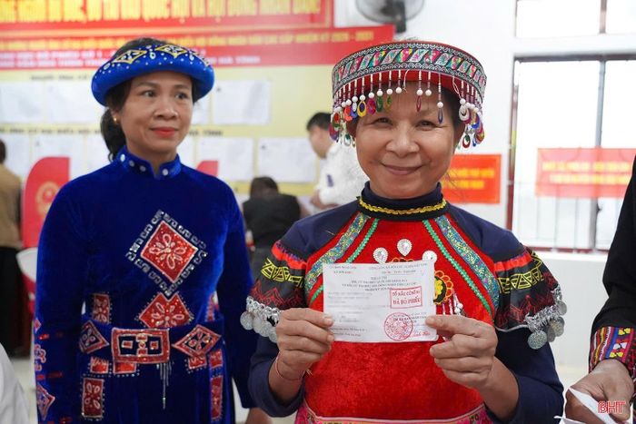 Niềm vui của cử tri xã Sơn Kim 1 sau khi hoàn thành việc bỏ phiếu.