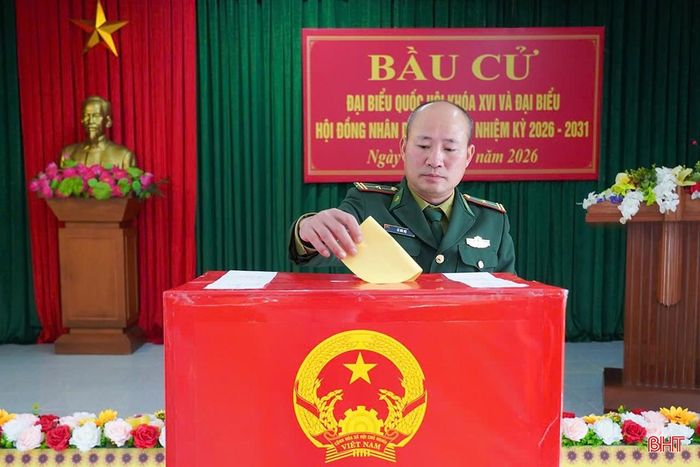 Cử tri bỏ phiếu tại khu vực bỏ phiếu số 5.
