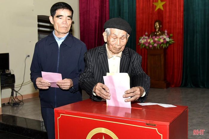 Đông đảo cử tri cao tuổi tích cực đi bầu cử.