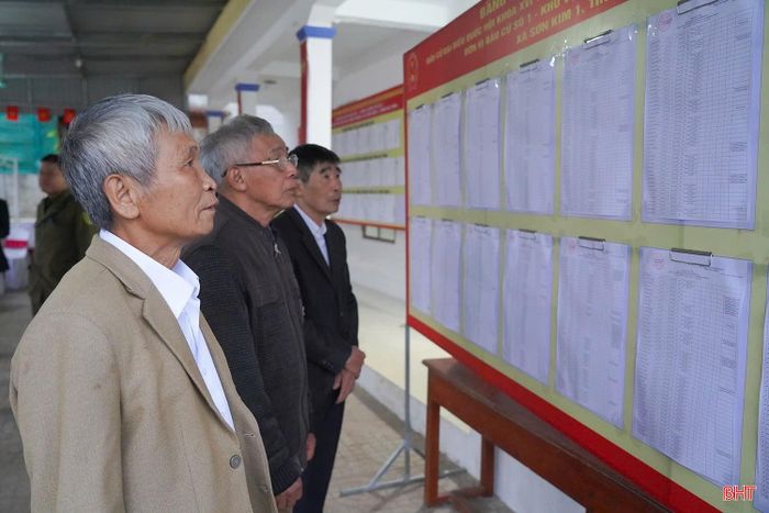 Cử tri cao tuổi tìm hiểu thông tin người ứng cử.