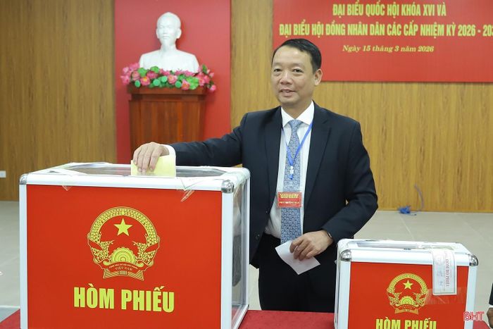 Chủ tịch UBND tỉnh Phan Thiên Định thực hiện quyền và nghĩa vụ công dân của mình.