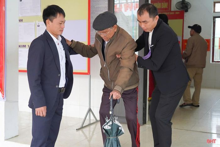 Cụ Phan Văn Xin (88 tuổi) dù sức khỏe yếu, đi lại khó khăn nhưng vẫn tới điểm bầu cử từ sớm để bỏ phiếu.