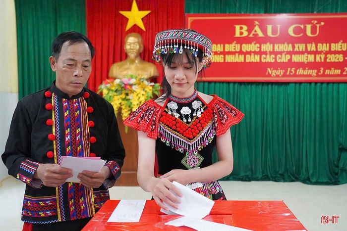 Cử tri dân tộc thiểu số tiến hành bỏ phiếu.