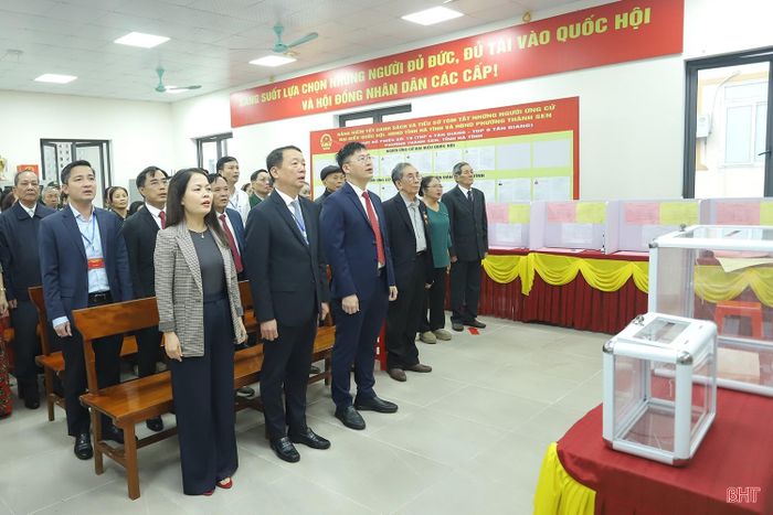 Chủ tịch UBND tỉnh Phan Thiên Định dự lễ khai mạc tại khu vực bỏ phiếu số 19.