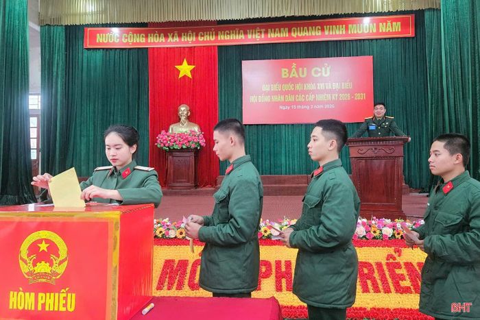  Các chiến sĩ Trung đoàn 841 tham gia bỏ phiếu bầu cử. 