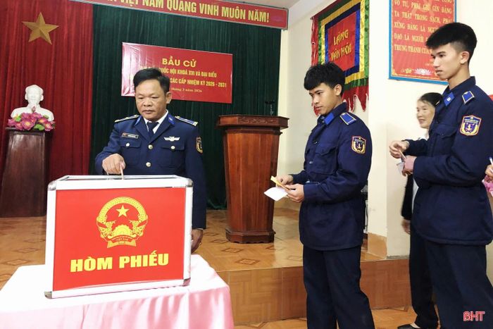 Cán bộ, chiến sĩ Hải đội 102 - Bộ Tư lệnh Vùng Cảnh sát biển 1 tham gia bỏ phiếu.