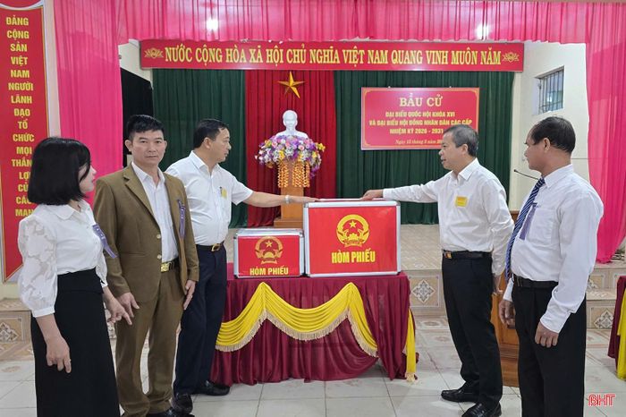 Lãnh đạo xã Kỳ Lạc kiểm tra khu vực bỏ phiếu số 2 - tổ bầu cử số 2 tại thôn Hải Hà trước giờ khai mạc.