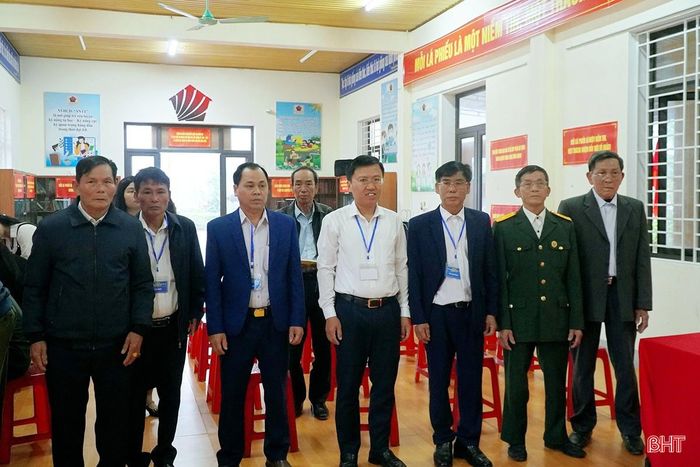 Tại khu vực bỏ phiếu số 7 – TDP Đông Đoài (phường Trần Phú), đồng chí Phạm Hùng Cường – Bí thư Đảng ủy, Chủ tịch HĐND phường Trần Phú và đông đảo cử tri dự lễ khai mạc. 