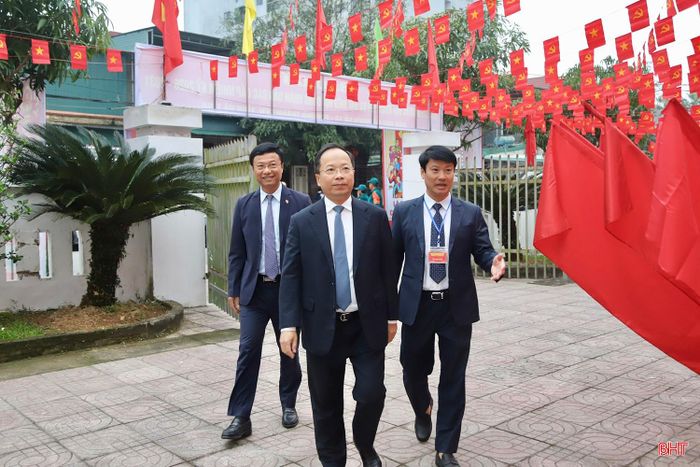 Sáng 15/3, trong không khí phấn khởi của gần 1 triệu cử tri trên toàn tỉnh tham gia ngày hội bầu cử, đồng chí Nguyễn Duy Lâm – Ủy viên BCH Trung ương Đảng, Bí thư Tỉnh ủy, Trưởng ban Chỉ đạo bầu cử tỉnh đã đến dự lễ khai mạc và thực hiện quyền công dân tại khu vực bỏ phiếu số 10 (phường Thành Sen).