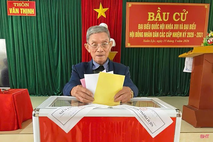 Đảng viên người công giáo Trần Trọng Thành (Giáo xứ Hòa Mỹ, xã Xuân Lộc) bỏ phiếu bầu cử. Với 65 năm tuổi Đảng, ông Thành luôn gương mẫu trong các phong trào tại địa phương, tích cực vận động người dân, đặc biệt là bà con giáo dân, tham gia bầu cử đầy đủ và đúng quy định.