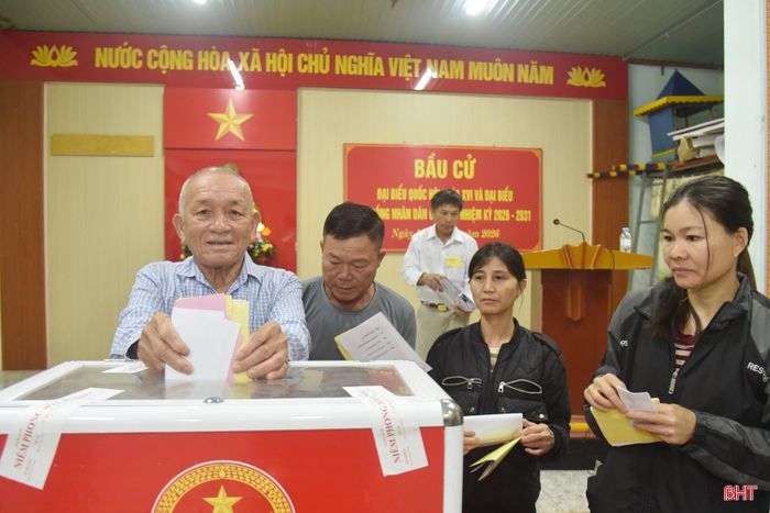 Cử tri Nguyễn Xuân Mạnh (gần 80 tuổi, ở thôn Xuân Phượng, xã Lộc Hà) thực hiện quyền bầu cử.